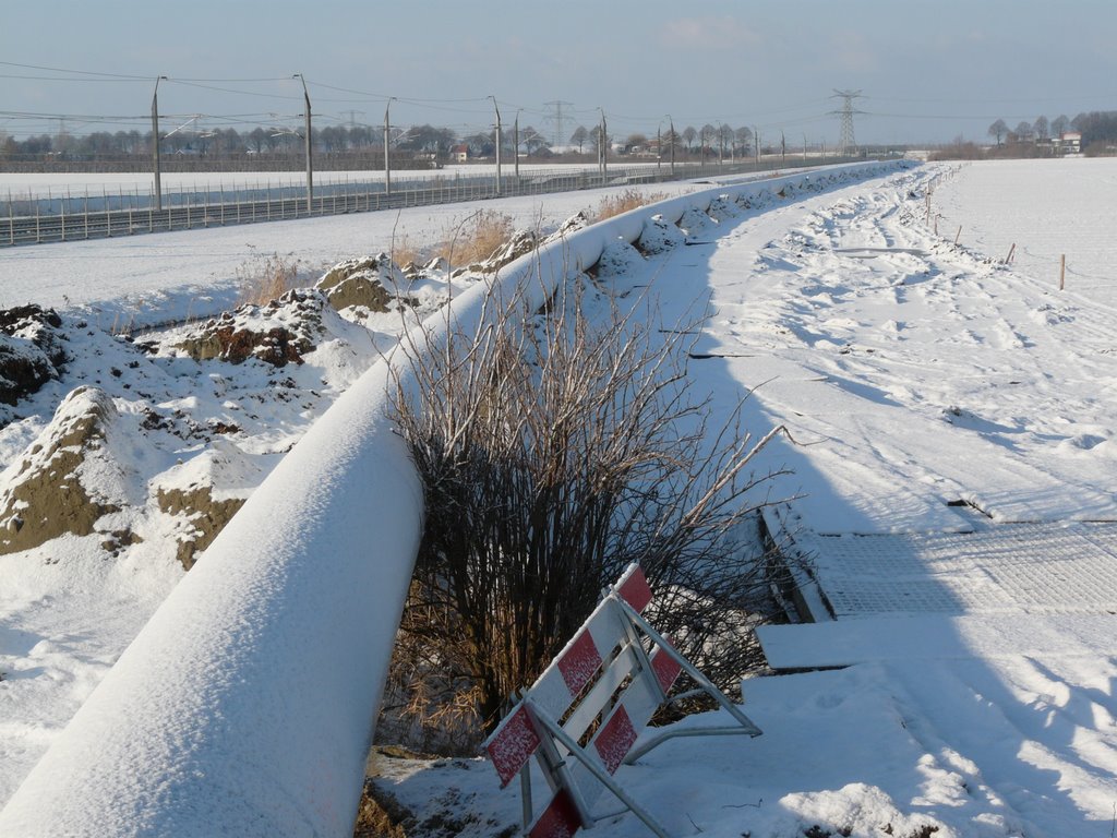 Gasbuis in aanleg, naast het tracé van prestige-project HSL. by Han de Ridder