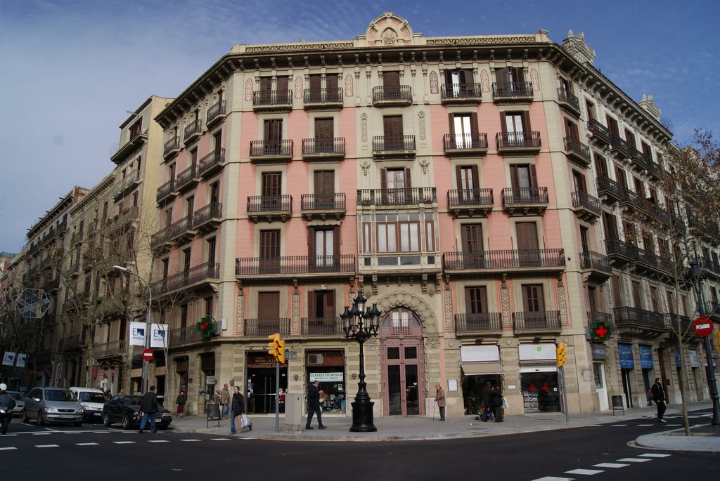 Gran Via de les Corts Catalanes cantonada Muntaner. by ROBERT MORANCHO