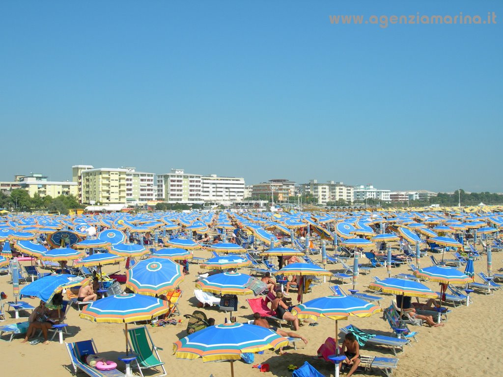 Bibione blu umbrellas by Agenzia Marina