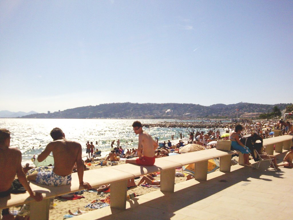 Plage de Juan-les-Pins depuis le Boulevard Charles Guillaumont by Salomon BARZILAI & Jerome IBY