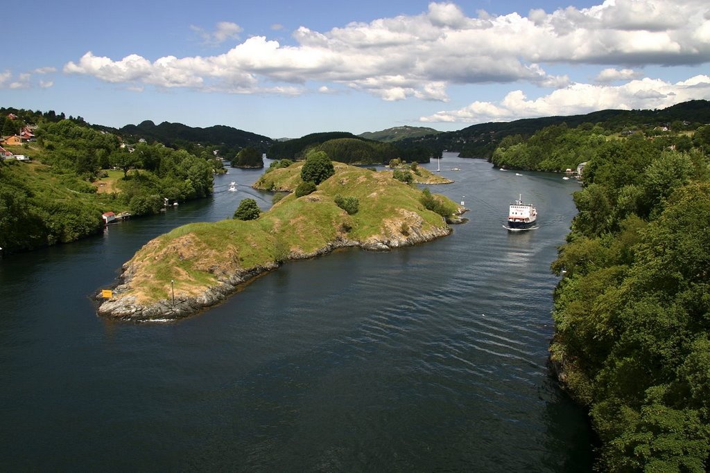 Alverstraumen - photo from the bridge toward Kongsøyni, by S.M Tunli - tunliweb.no