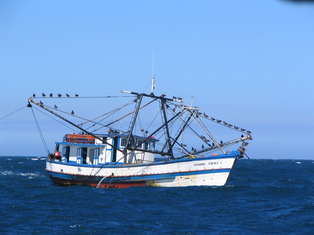 Fishing boat near Ilha Grande by Aeric