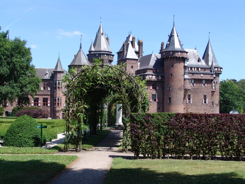 Kasteel de Haar te Haarzuilens by Cor Voortman