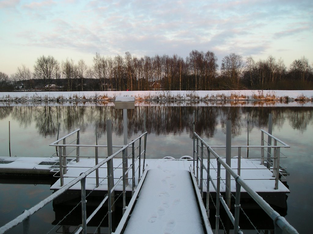 Steg im Hafen by solys