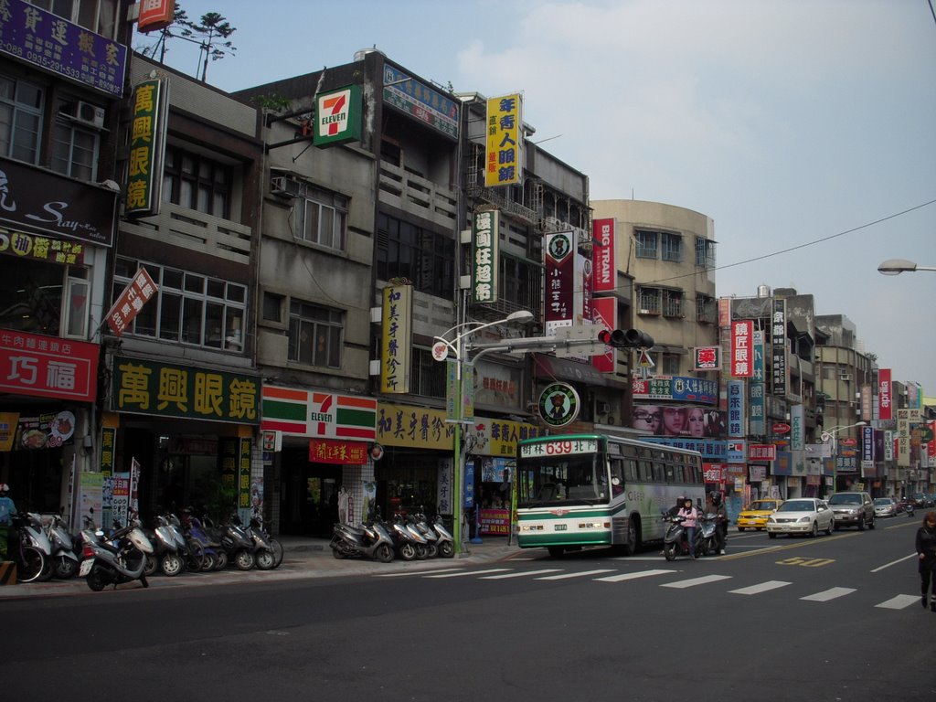 台鐵樹林後車站附近街景 by susan curry