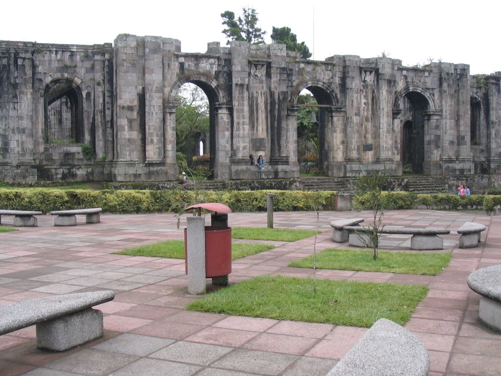 Ruinas de la Catedral de Santiago Apostol by Zenón Monge