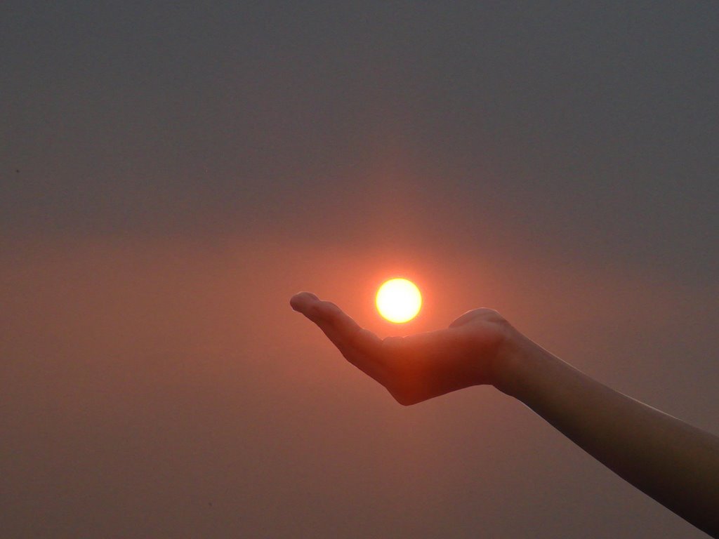 Can u guys imagine the distance between my palm and the Sun by *S.Farooq Hammad*