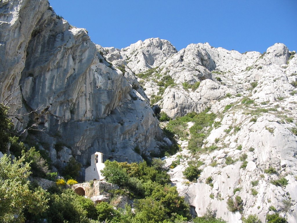 Montagne Ste Victoire chapelle St Ser by Josimon