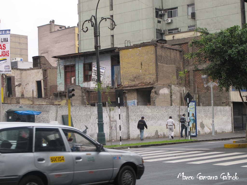 Una casona que se nos cae by Marco Gamarra Galindo