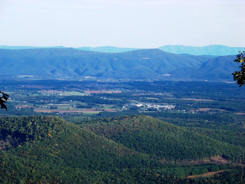 View of the valley from the Big Schloss Trail by Idawriter