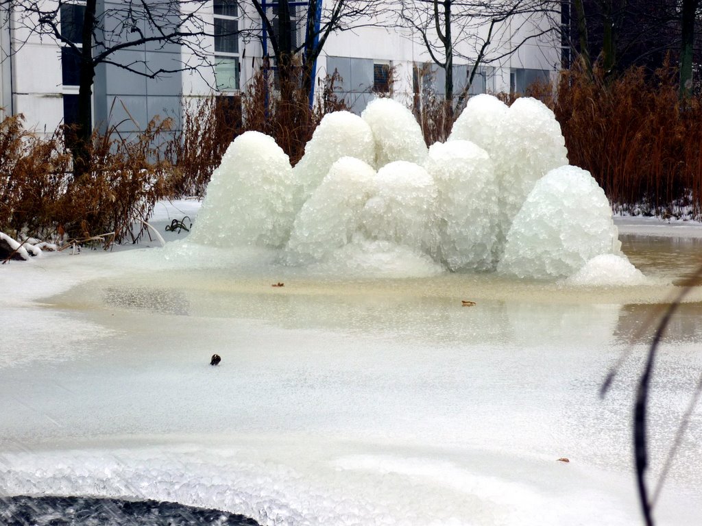 Springbrunnen im Winter by eisenfred