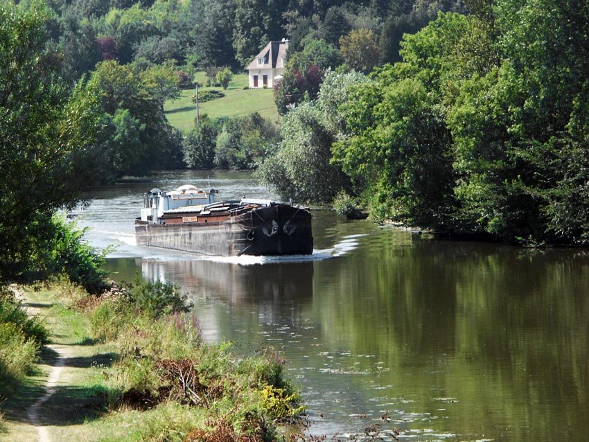 Péniche sur la rivière Aisne by Antoine Errasti