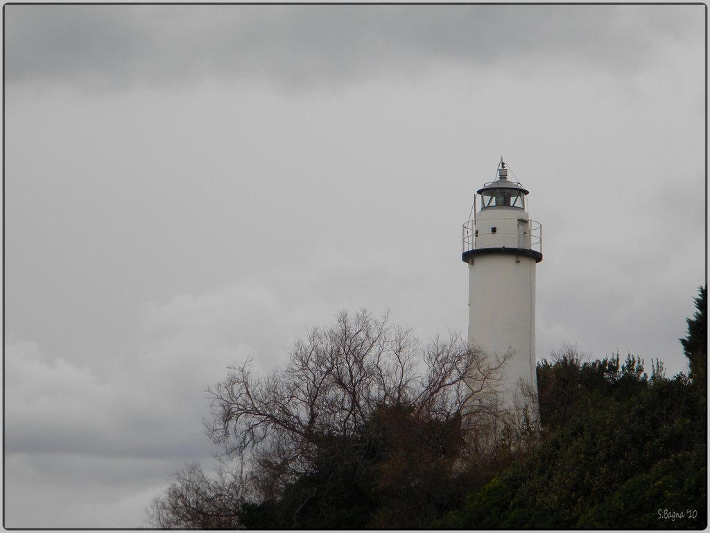 Genova, Corso Italia: il faro di Punta Vagno by Sergio Bagna