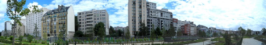 Le Jardin d'Eole (au centre) et la rue d'Aubervilliers en fond by zulunation