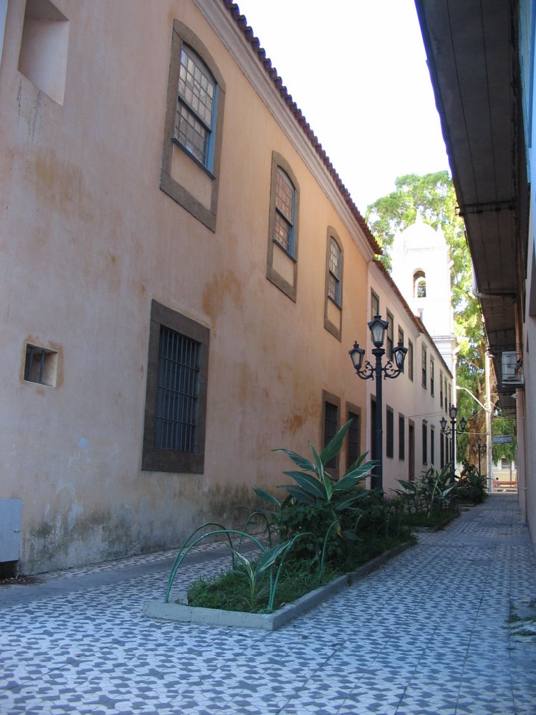 Ao lado da Igreja São Pedro by Eduardo Wenzel Brião