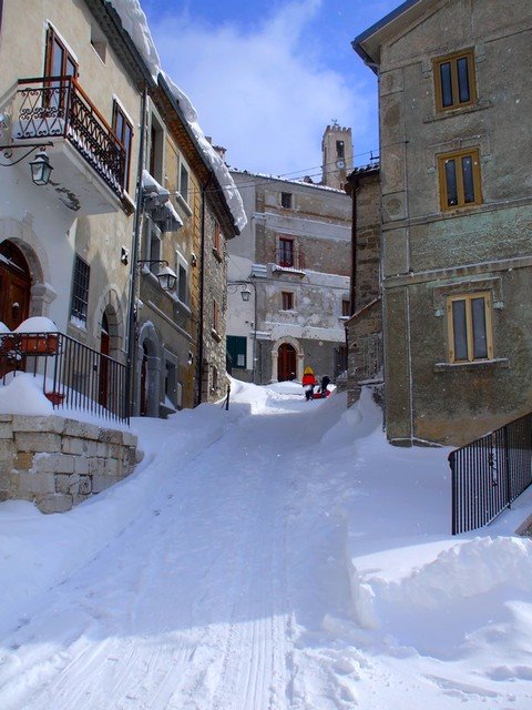 Gamberale - scorcio sul castello con neve by photomaxware