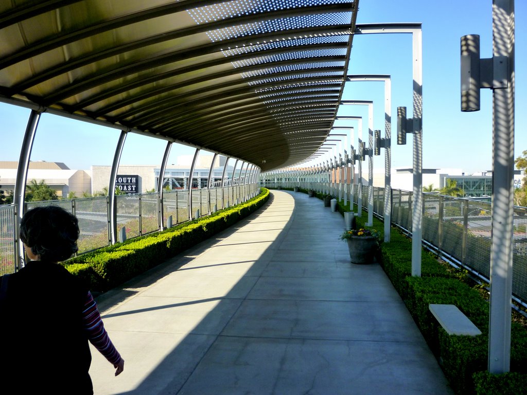 South Coast Plaza Pedestrian Bridge - 1/2010 by GJBeide