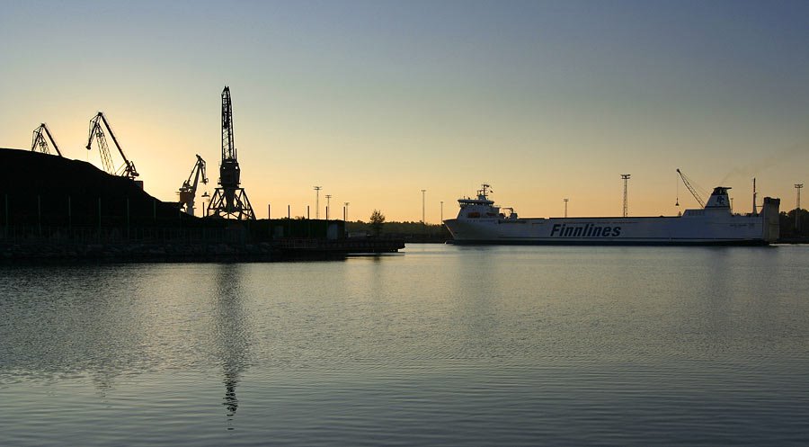 Ship entering Sörnäinen harbour by prannikko