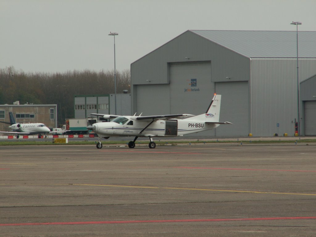 PH-BSU (Skydive Rotterdam) on RTM ramp by Pontecaffaro