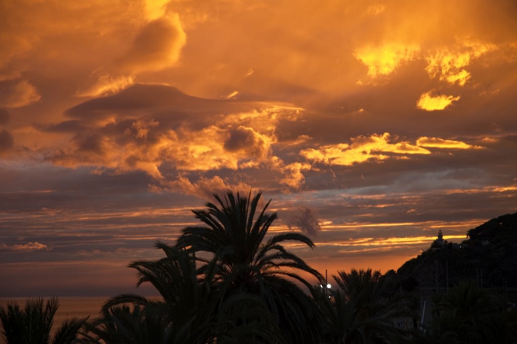 Posta de sol octubre a Calella mirant cap al sud oest by dejamesal