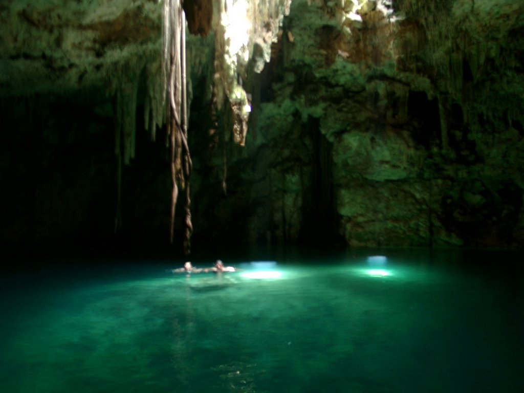 Cenotes Cuzama - koupaní v jeskyni by Robert Racek