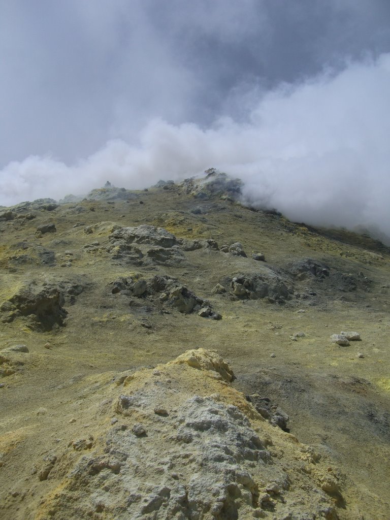 Sulphur dioxide at 3263 mt, Etna volcano by Gianluca Albeggiani (Giovanni)