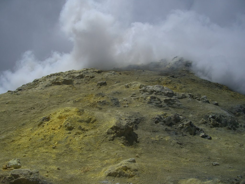 Sulphur and sulphur dioxide by Gianluca Albeggiani (Giovanni)