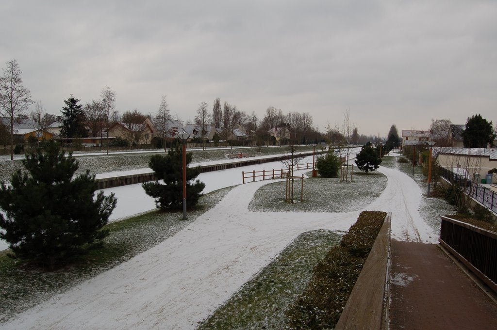 Les berges du canal sous la neige by julden93