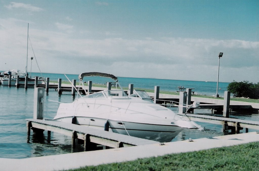 Boat docked at Elliot Key by wallyperez