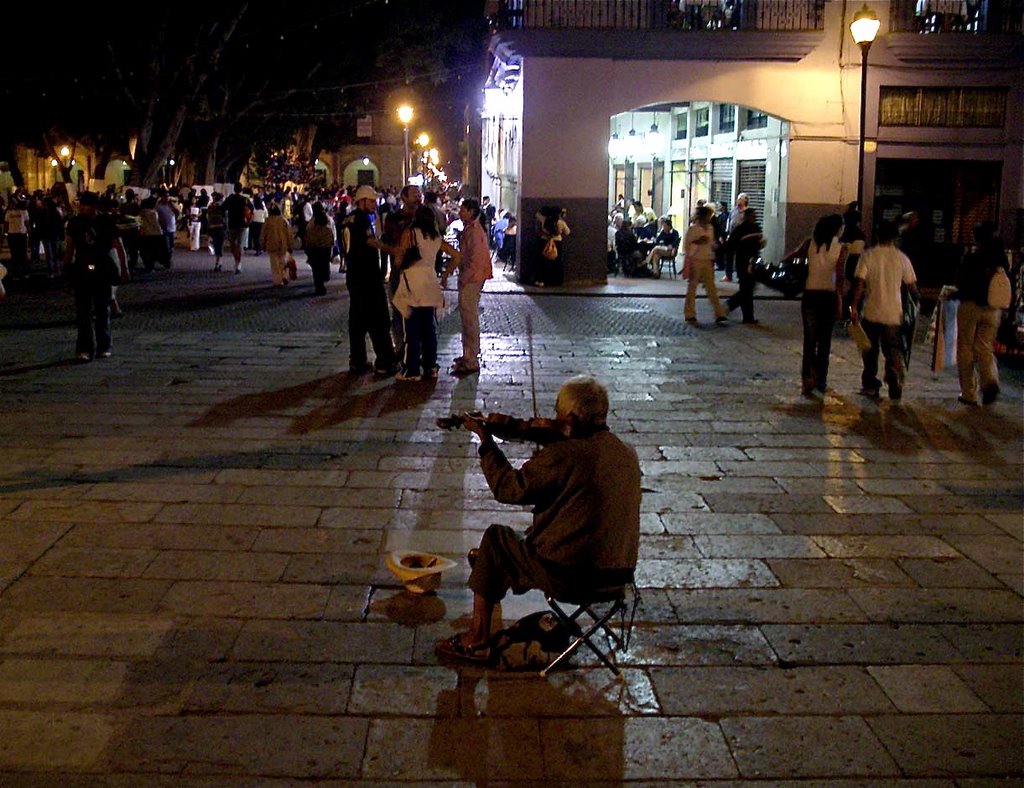 Noche Zocalo de Oaxaca by Trygve Karolius