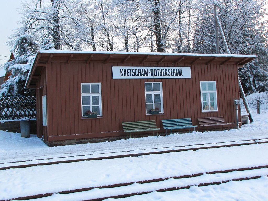 Eine Fahrt mit der Fichtelbergbahn - Wartehäuschen Kretscham-Rothensehma by Rudolf Henkel