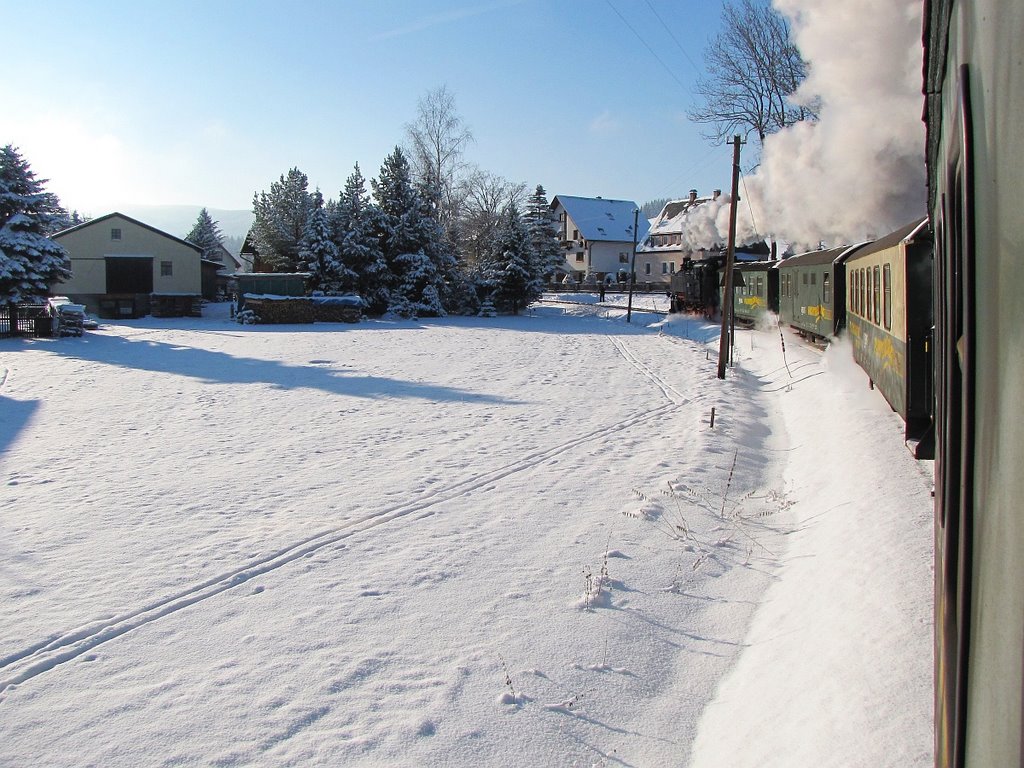 Eine Fahrt mit der Fichtelbergbahn - Ausfahrt aus Neudorf by Rudolf Henkel