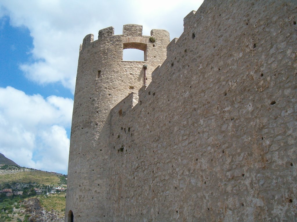 Itri, una torre del castello by Vincenzo Surace