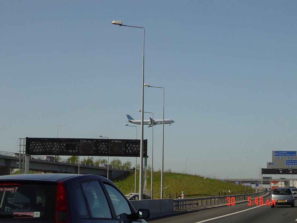 Heathrow(Airplane landing) by cableguybl