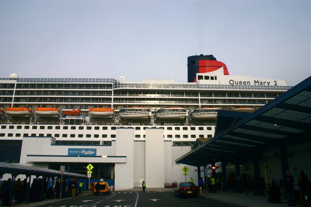 Debarkation of the QM2, Brooklyn by MICHAEL  JIROCH  &  www.michaeljiroch.com