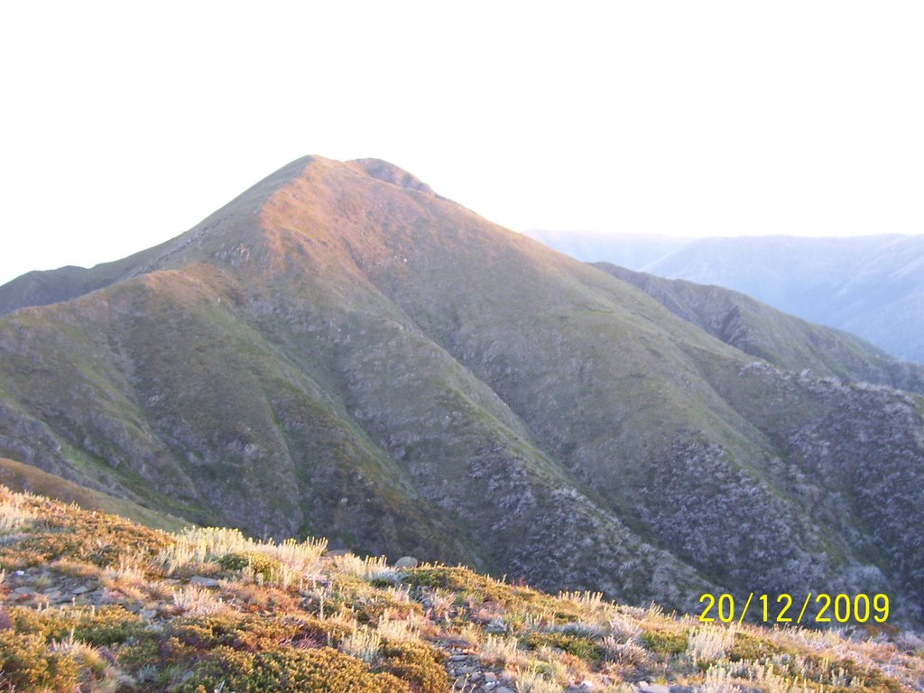 Early morning sunlight on Mt Feathertop by cda101