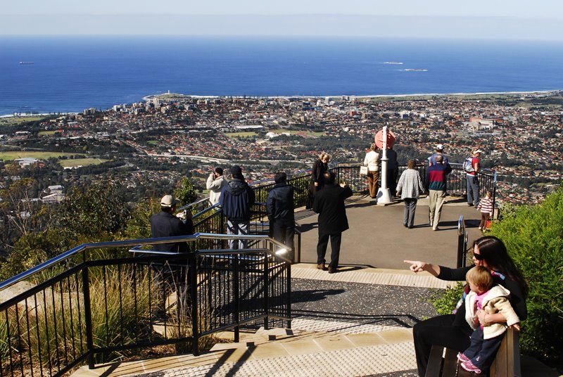 Mt Keira lookout over Wollongong by topshotbinnie