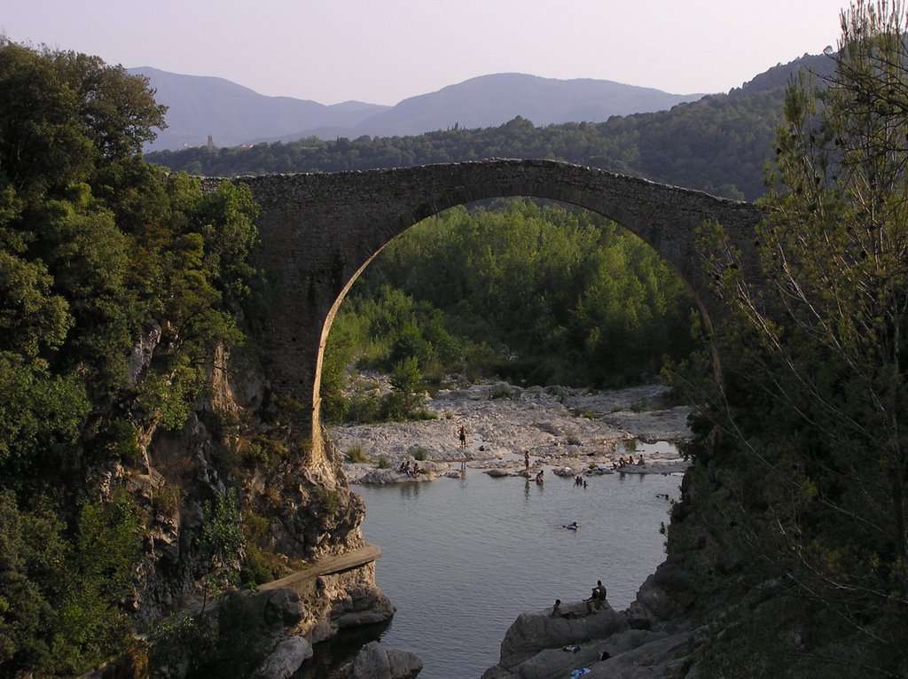 Pont de Sadernes. Garrotxa by Carlos Gardón López