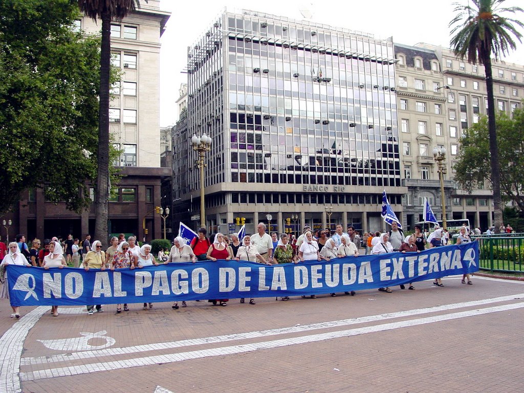 2005-02-24 043 Las Madres de Plaza de Mayo by ©Toodleberry