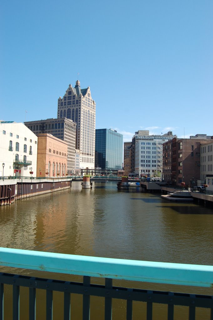 Milwaukee River - taken from Kilbourn Ave (by SMH) by Stephan M. Häußer