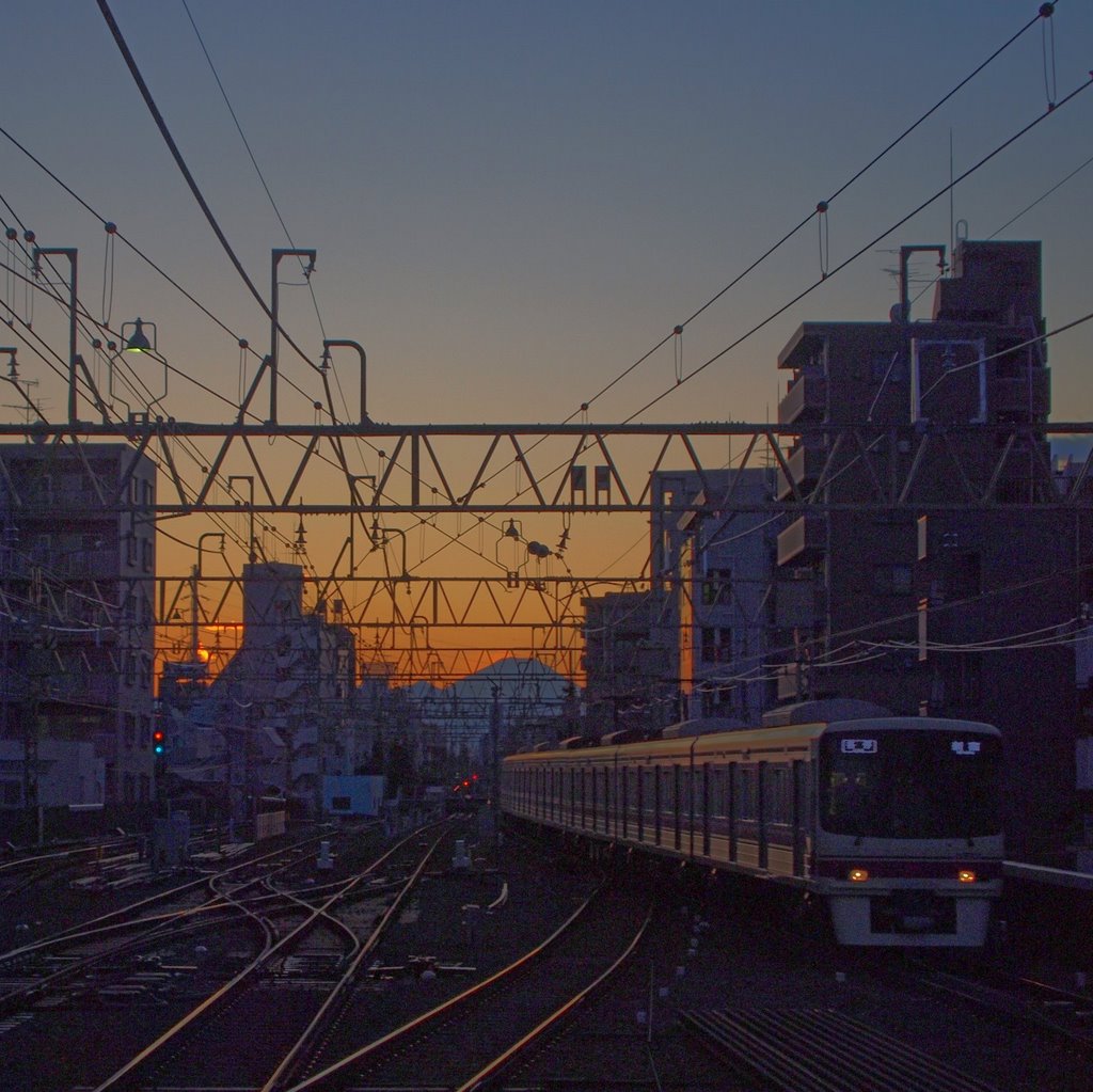 Looking Mt. Fuji from Sasazuka Station by taoy (keep Panoramio)