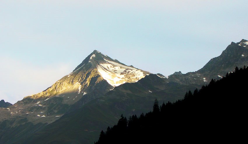 Swiss Alps at dawn by Tjarko Evenboer