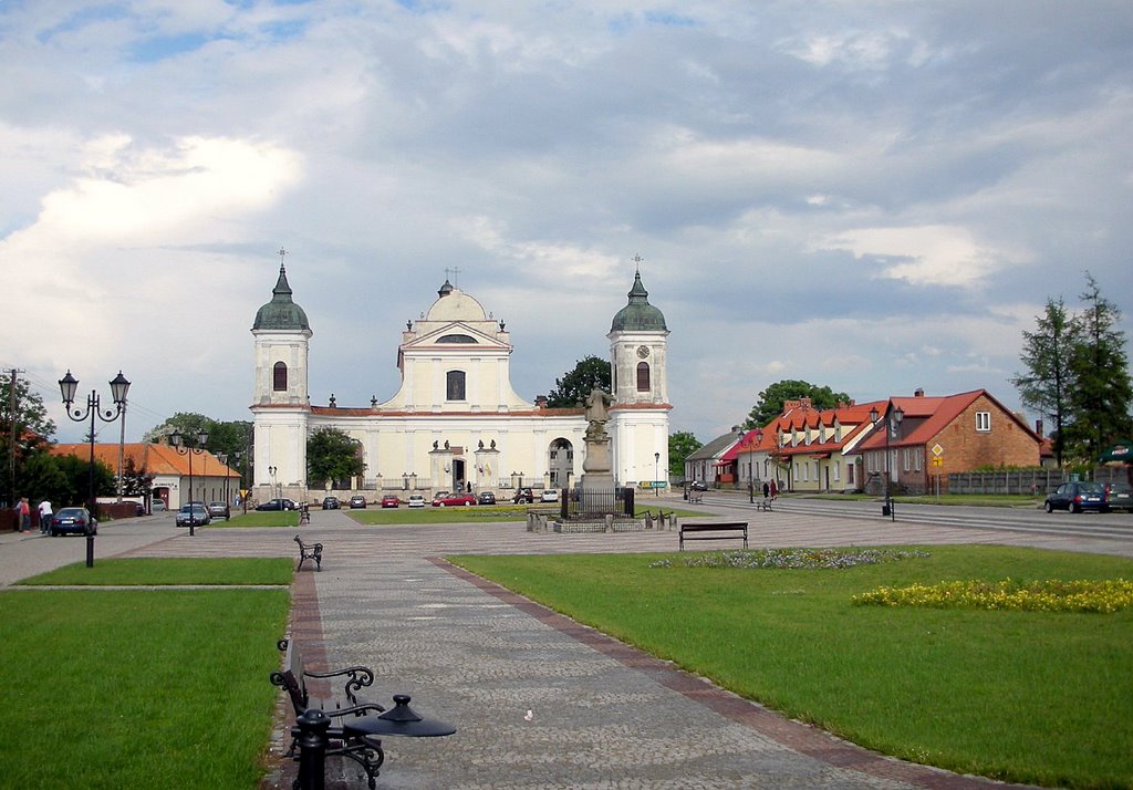 Tykocin - "podlaski Kazimierz" - rynek, pomnik Stefana Czarneckiego i kościół Trójcy Przenajświętszej. by Marcus.Tullius