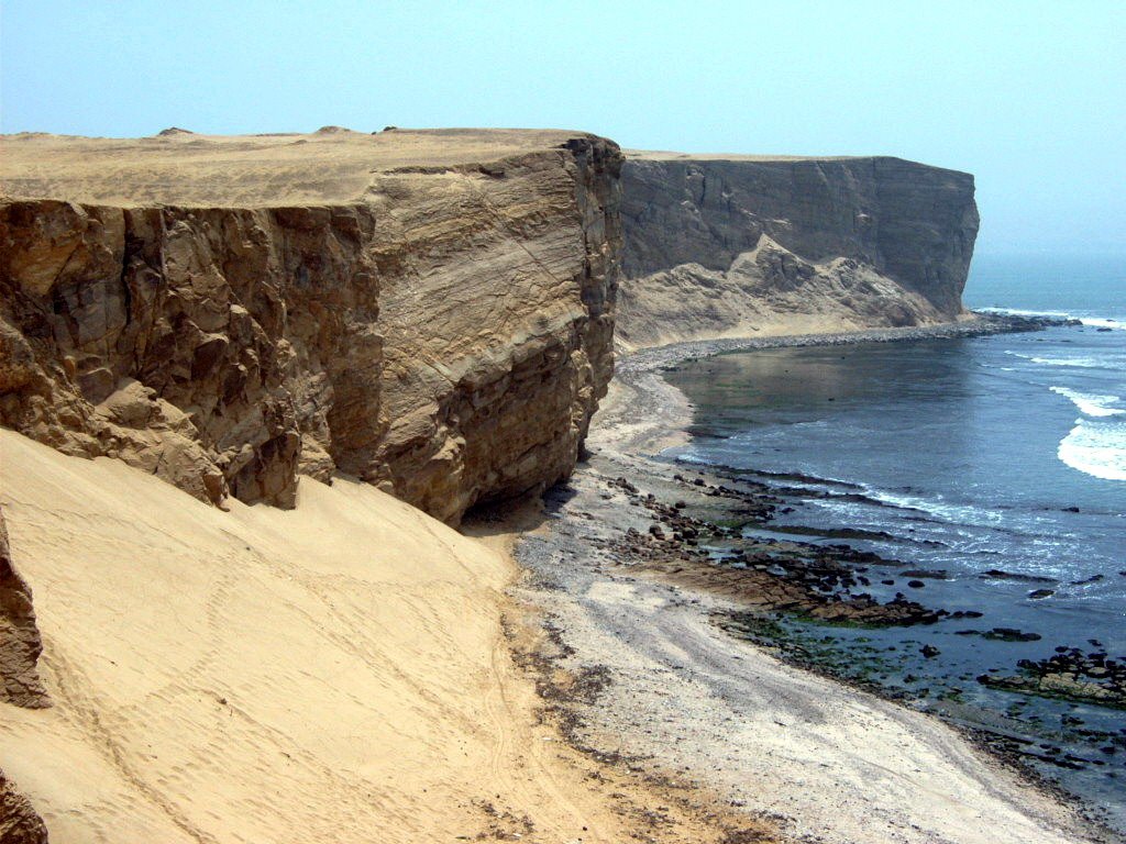 Rocks of Yumaque, Paracas, Peru by Péter Kesselyák