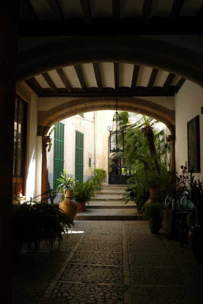 Restaurant entrance, Carrera de sa Lluna. by A Davies