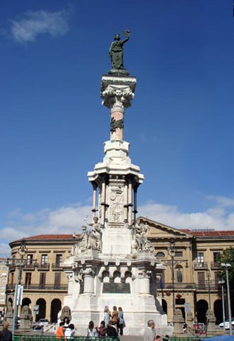 Monumento a los Fueros - Paseo de Sarasate en Pamplona by Carlos Alvarez