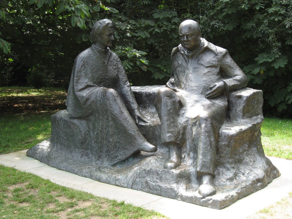 Churchill & Clemmie statue by David Cooper