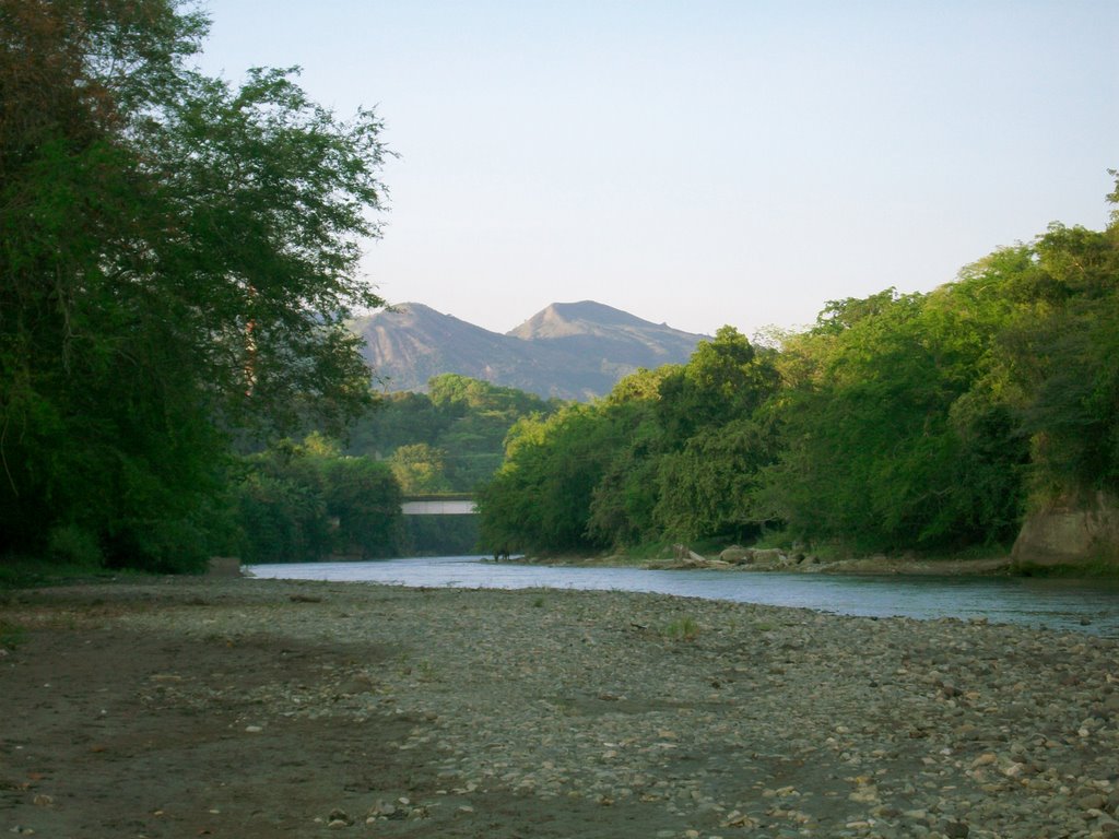 Río Coello, al fondo el puente. by Jorge Luis Clavijo