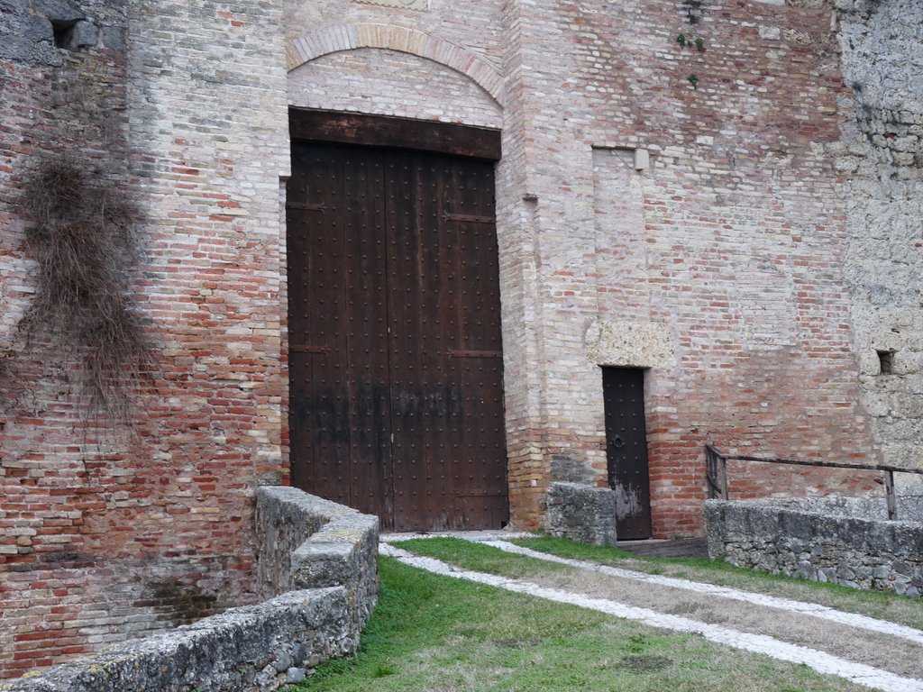 Una porta per i grandi e una per i piccini by amedeo feletto