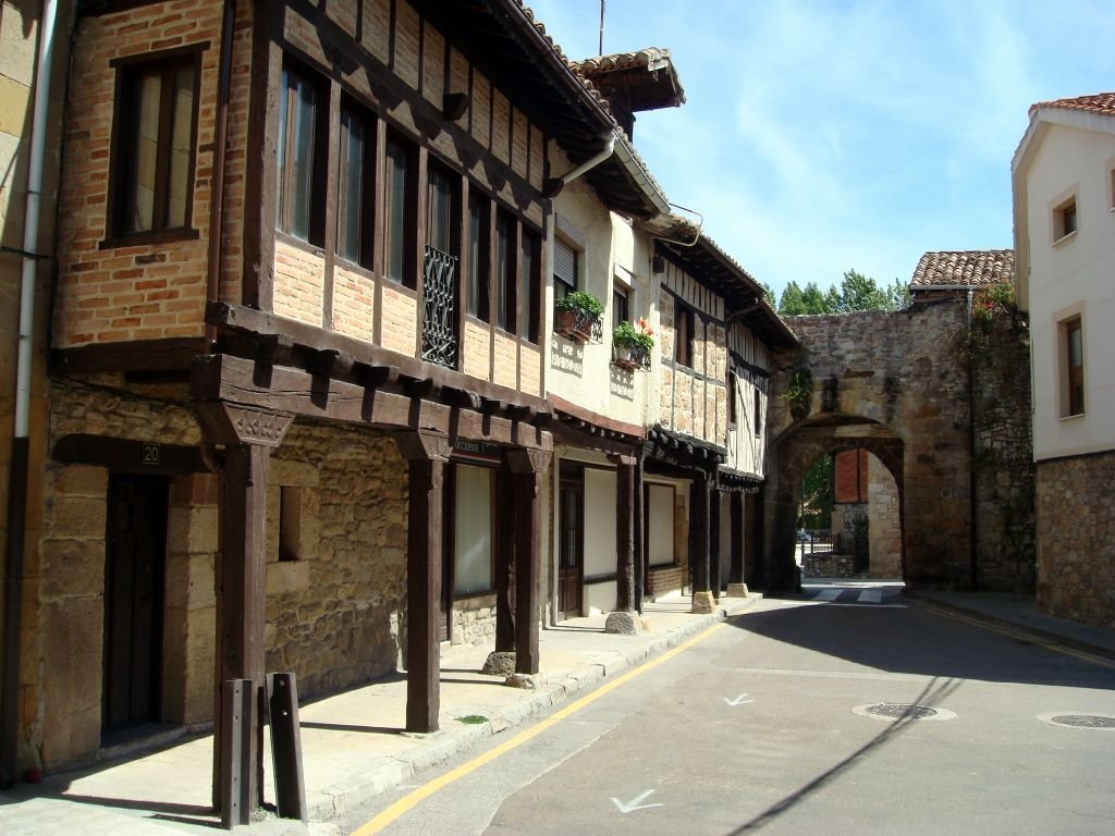 ESPAÑA Puerta de la Tobalina, Aguilar de Campoo by Talavan